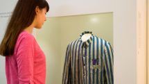 Eine Zahl und eine blau-weiß gestreifte „Uniform“  